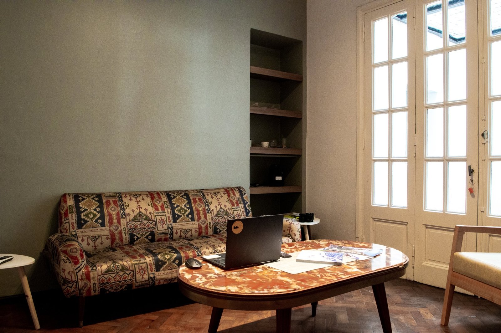 Sala de trabajo del estudio, con planos sobre la mesa