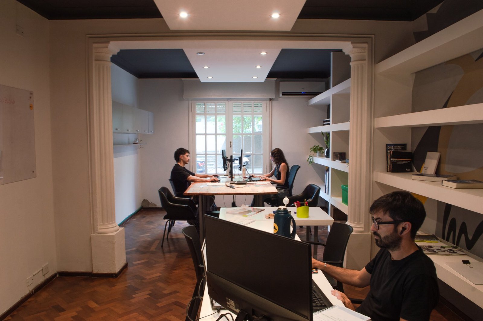 Equipo de Axonométrica trabajando en el estudio