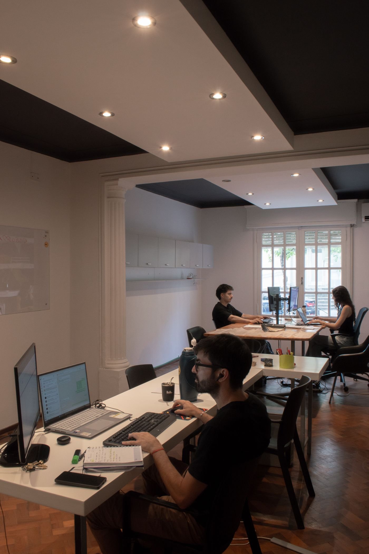 Equipo de Axonométrica trabajando en el estudio